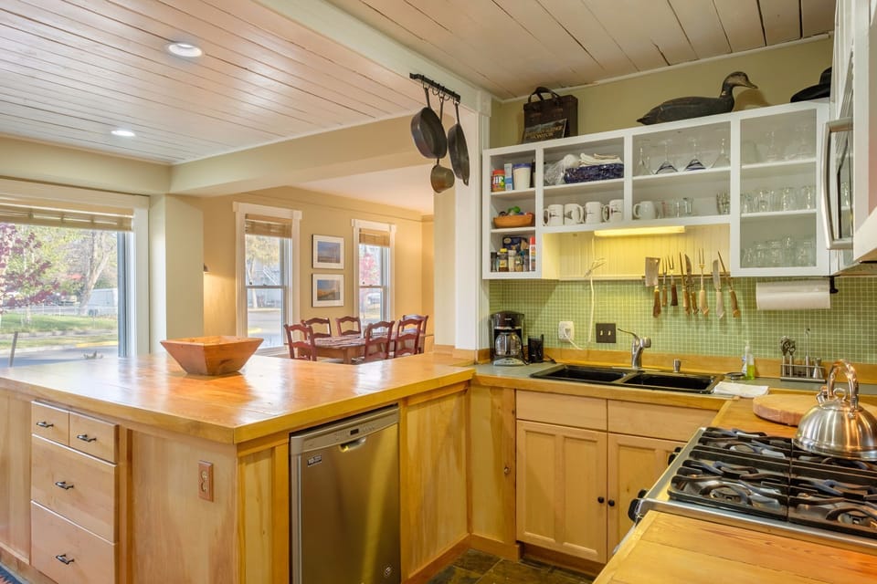 This fully equipped kitchen, with new appliances, has everything you need for a fabulous meals. There's a gourmet range, dishwasher, blender, coffee-maker, garbage disposal and microwave. You will find a selection of cookware, serving ware, even a spice cabinet.