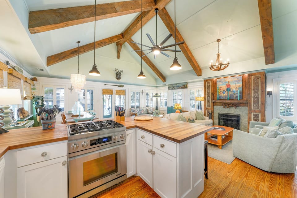 OPEN CLASSIC SEASIDE COTTAGE W HIGH CEILINGS, SLEEPS 8