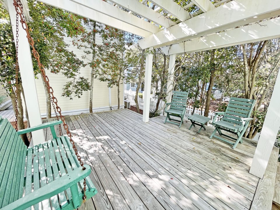 PRIVATE, SPACIOUS, FURNISHED, DECK AT COTTAGE