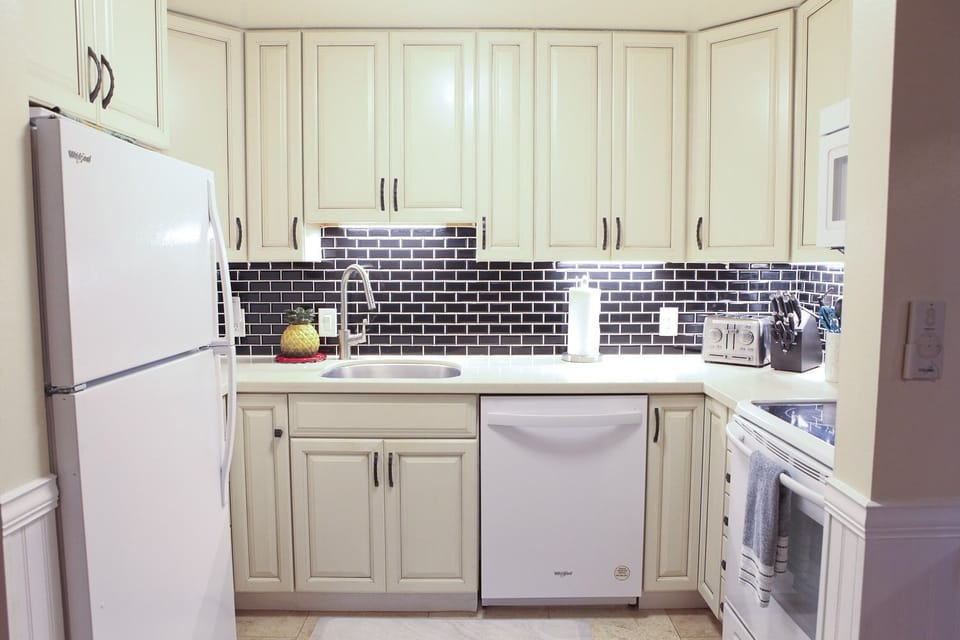 Kihei Sands A7 Kitchen - Updated and fully stocked kitchen with newer appliances, new Quartz counter tops, a nice deep kitchen sink and everything you'll need for food preparation.