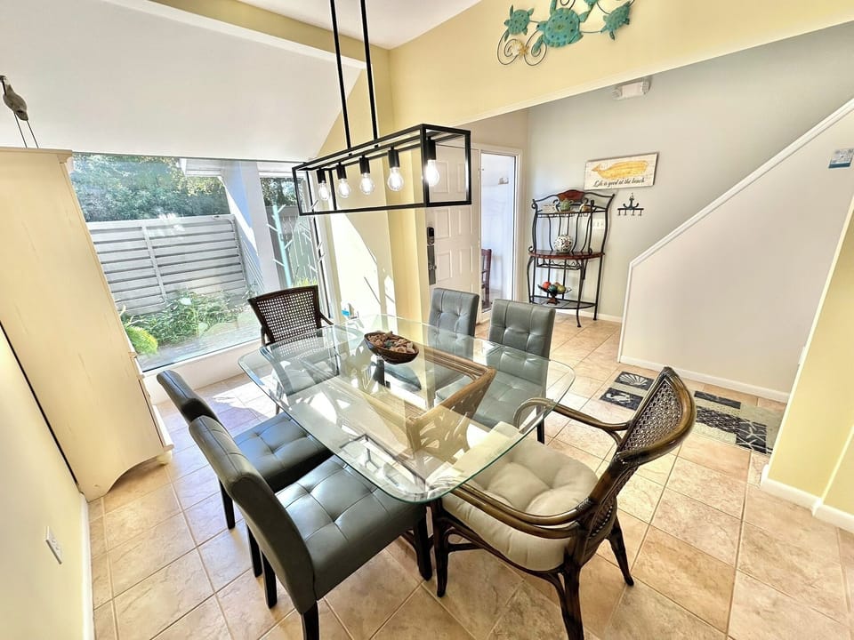 Dining area for 6