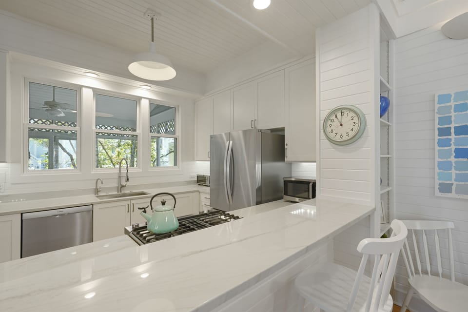 FULLY EQUIPPED KITCHEN ON FIRST LEVEL WITH BARTOP SEATING