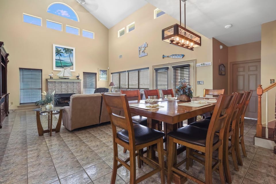 Dining Area - The spacious dining area features a table with seating for 8.