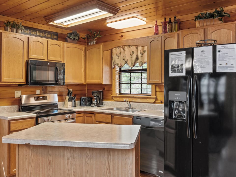 Fully Equipped Kitchen with Breakfast Bar/Island