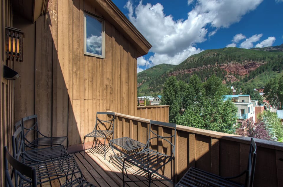 Deck with 5 chairs