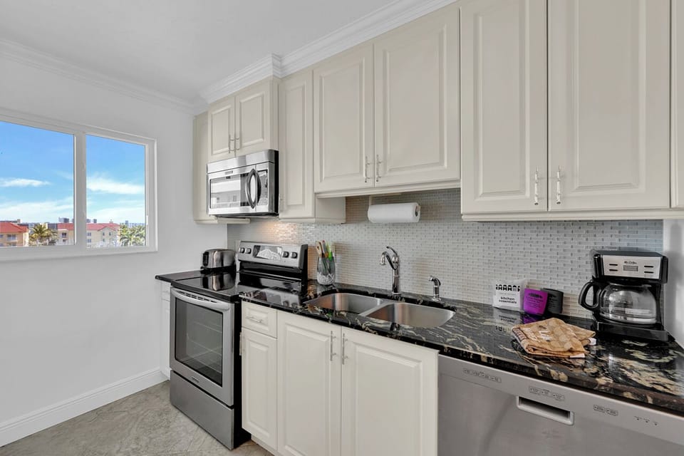 Leonardo Arms 503 Beautiful Kitchen with Brand New Appliances