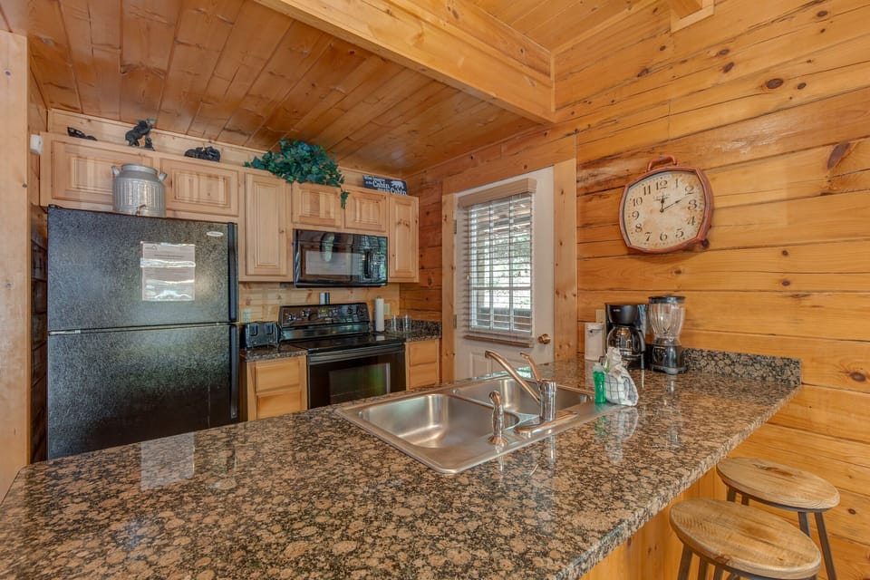 Full Kitchen w. Convenient Breakfast Bar