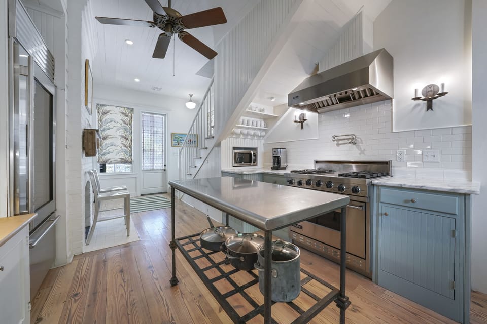 SPACIOUS KITCHEN WITH VIKING APPLIANCES