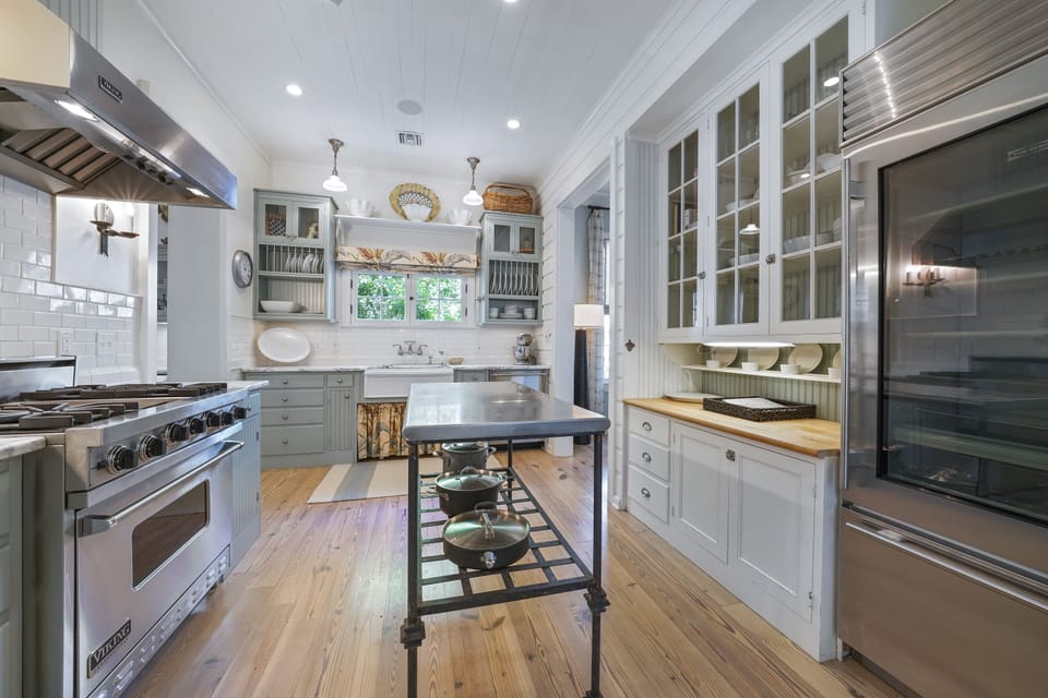 KITCHEN ALTERNATE VIEW