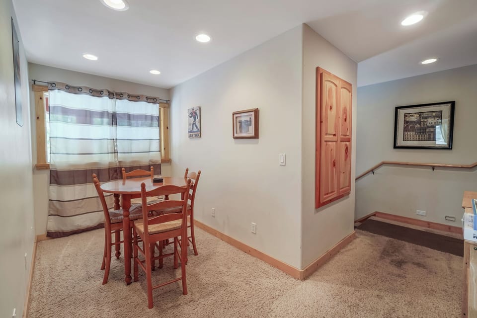 Beautiful dining area, ideal for family meals or a gathering with loved ones.