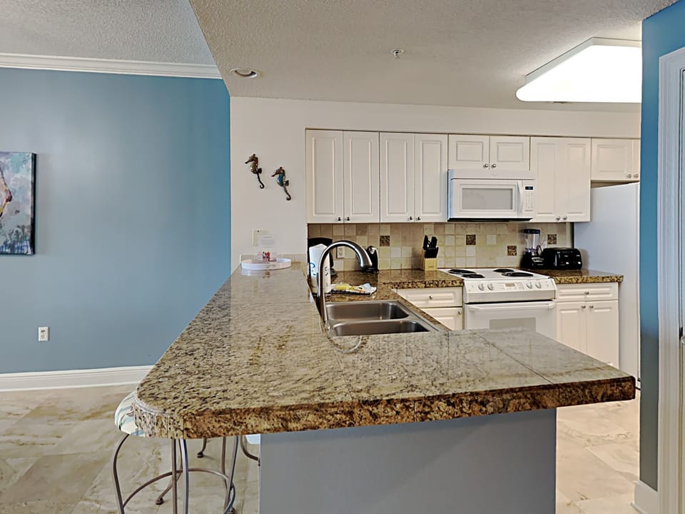 Breakfast Bar and Kitchen