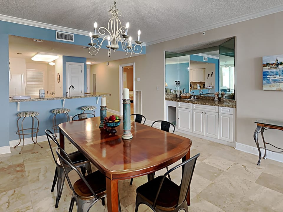 Dining and Wet Bar