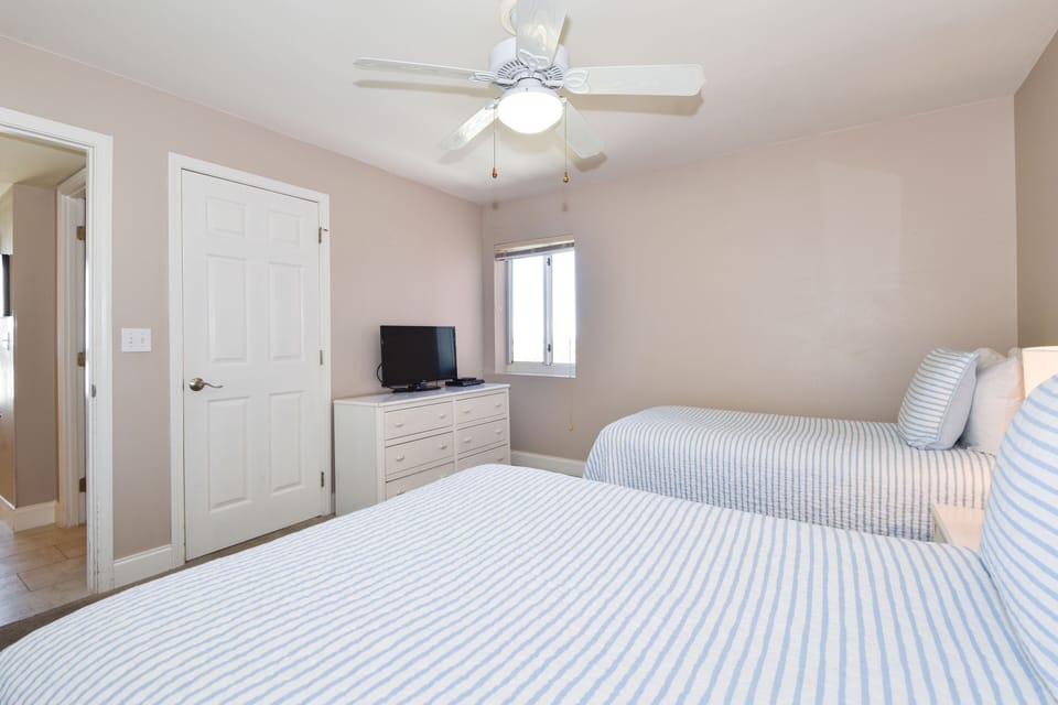 Destin Towers 133 - Guest Bedroom with TV