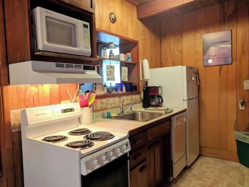 apartment size range, dishwasher & refrigerator