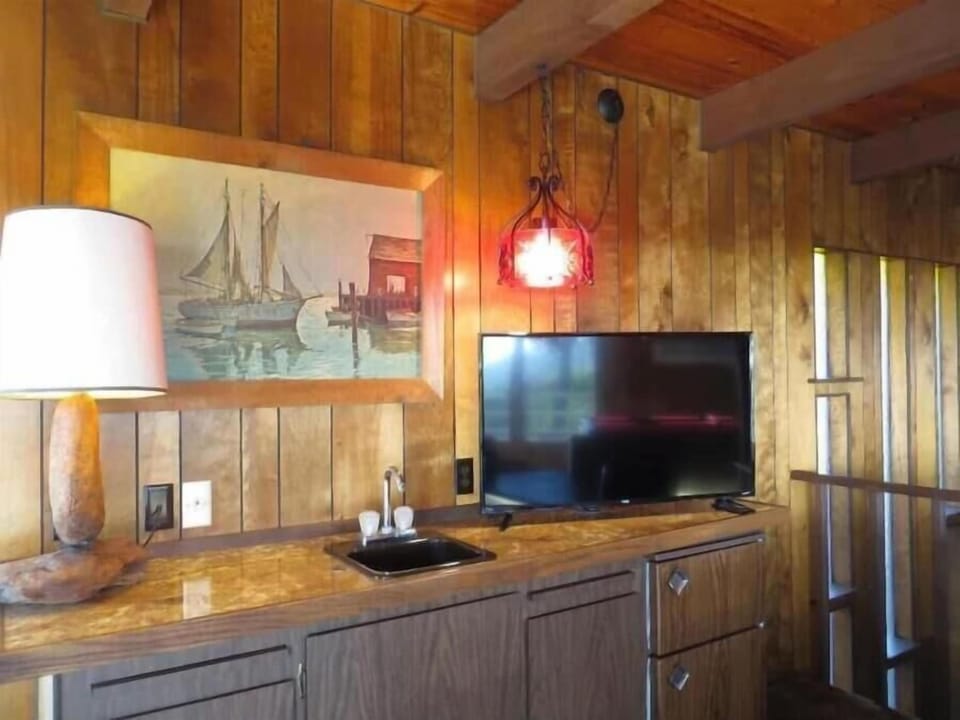 game room wet bar tv & small fridge