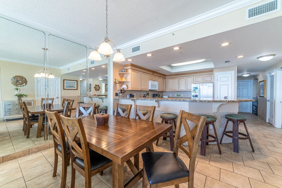 Seating for 6 at the dining room table