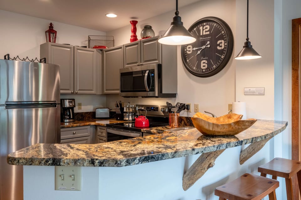 Granite countertops & stainless steel appliances
