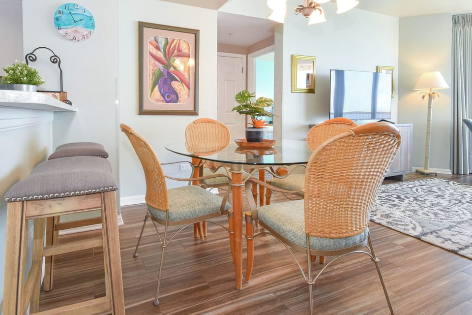 Silver Shells St. Croix 1402 - Dining Area and Breakfast Bar
