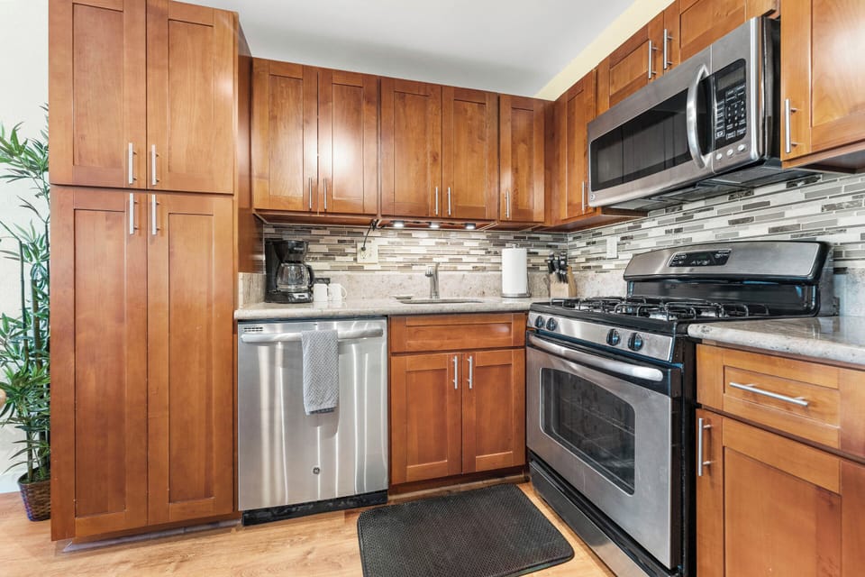 Full Kitchen - Stainless Steel Appliances