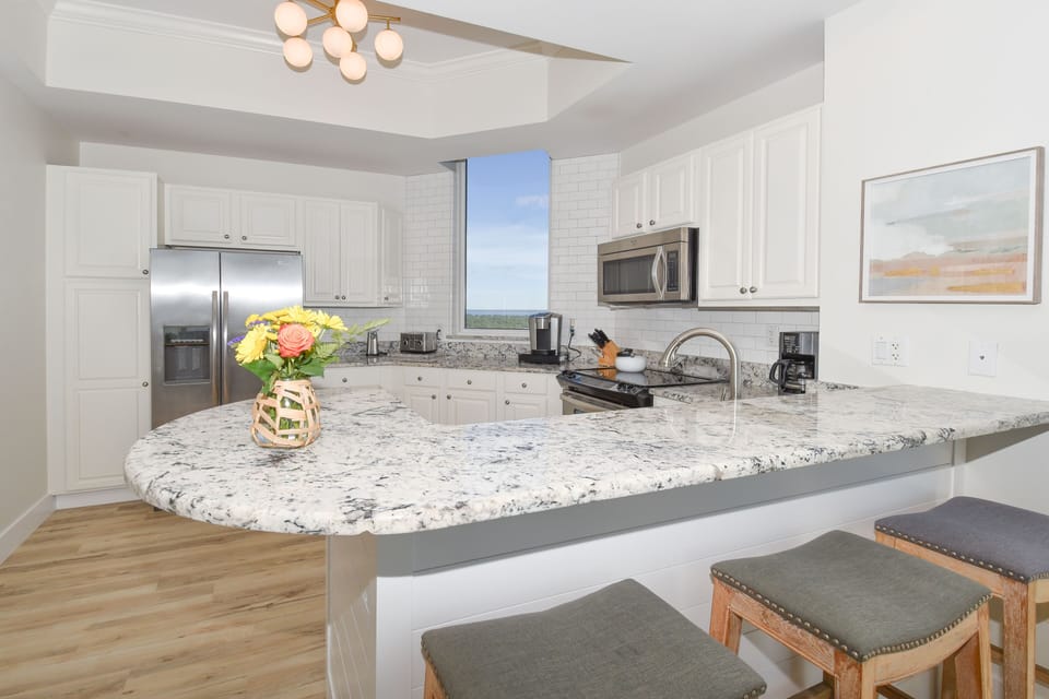 Silver Beach Towers West 1801 - Breakfast Bar and Kitchen