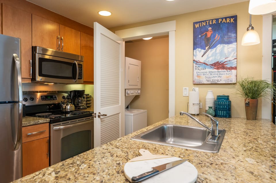 Washer/dryer right off the kitchen