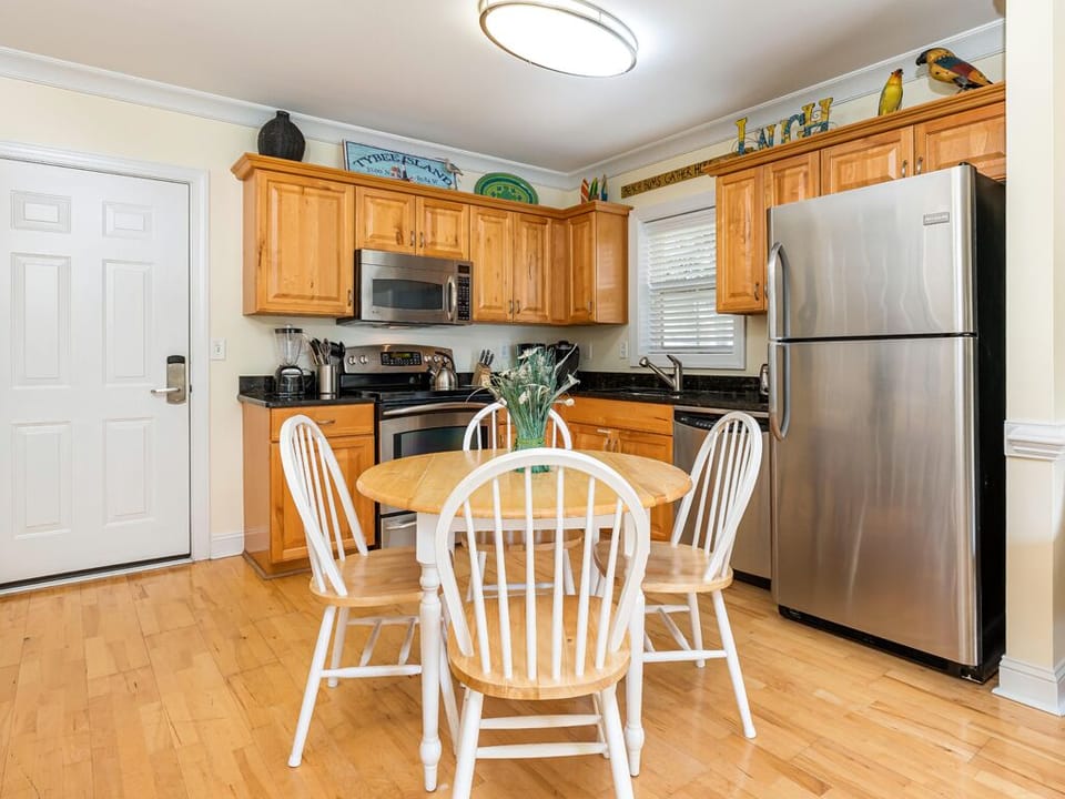 Dine-in Kitchen with Table for 4