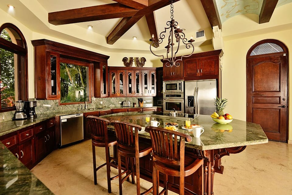 Fully equipped kitchen.