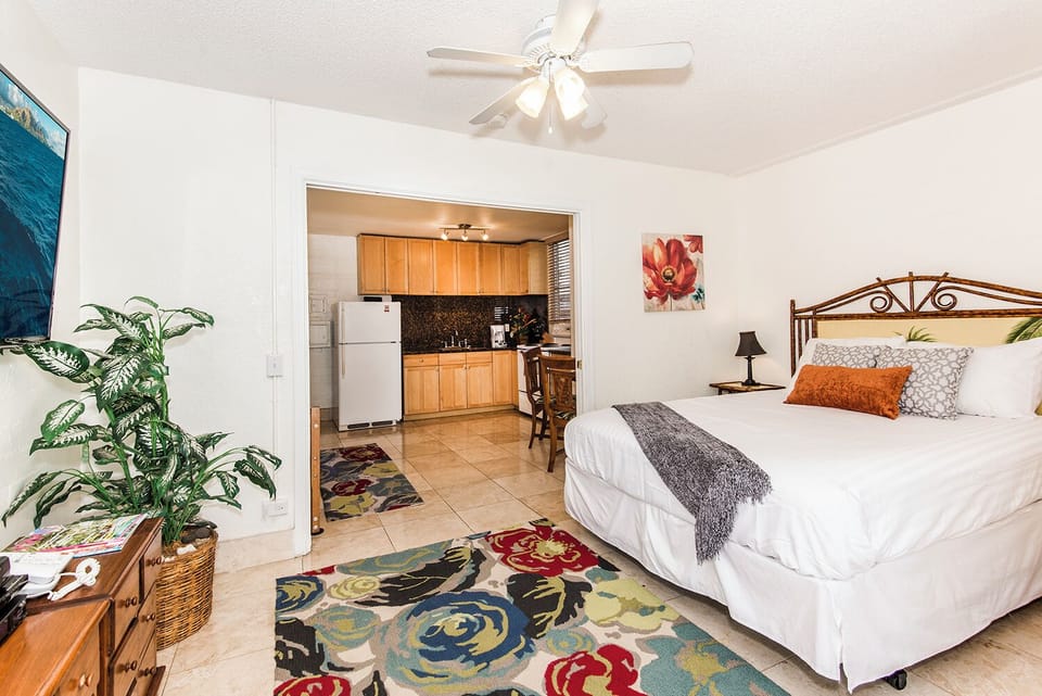 Hawaiiana Queen Bedroom with Ceiling Fan - Hawaiiana Queen Bedroom with Ceiling Fan