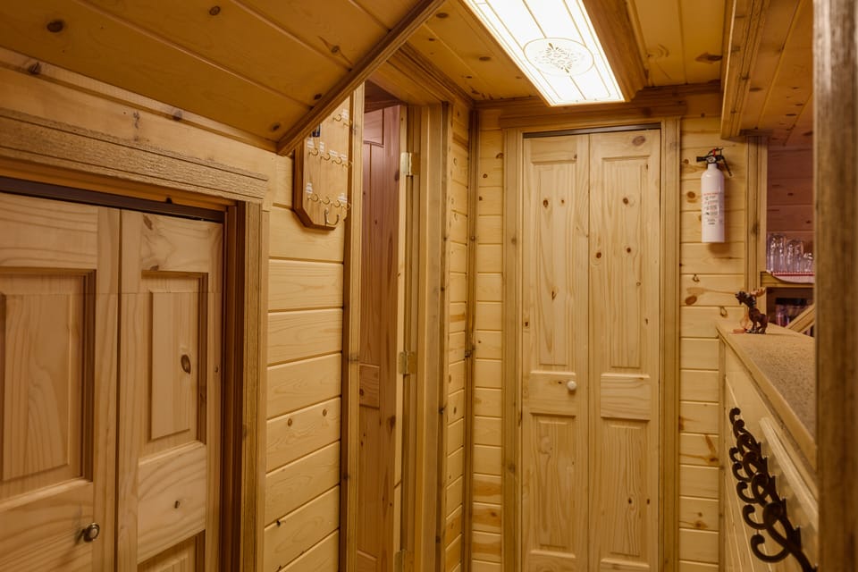 Roger Dodger ~ MAIN CABIN (TWO CABINS ON PROPERTY: MAIN CABIN AVAILABLE YEAR-ROUND AND SLEEPS 6 PEOPLE. ACCOMODATIONS ABOVE GARAGE AVAILABLE IN SUMMER ONLY AND SLEEPS ADDITIONAL 5 PEOPLE.)