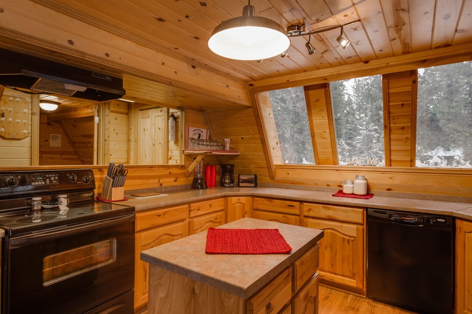 Roger Dodger ~ MAIN CABIN (TWO CABINS ON PROPERTY: MAIN CABIN AVAILABLE YEAR-ROUND AND SLEEPS 6 PEOPLE. ACCOMODATIONS ABOVE GARAGE AVAILABLE IN SUMMER ONLY AND SLEEPS ADDITIONAL 5 PEOPLE.)