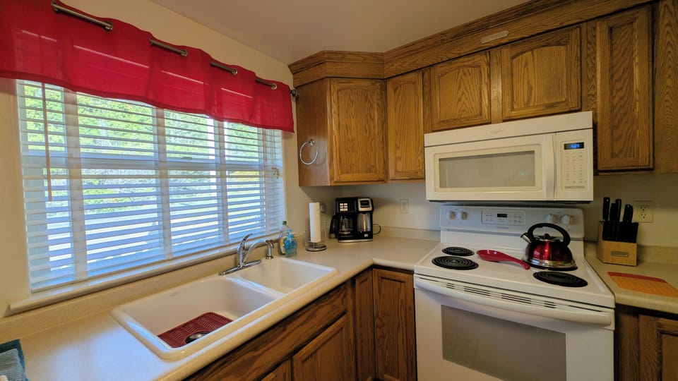 Kitchen with dual brew coffee maker Pod & Drip