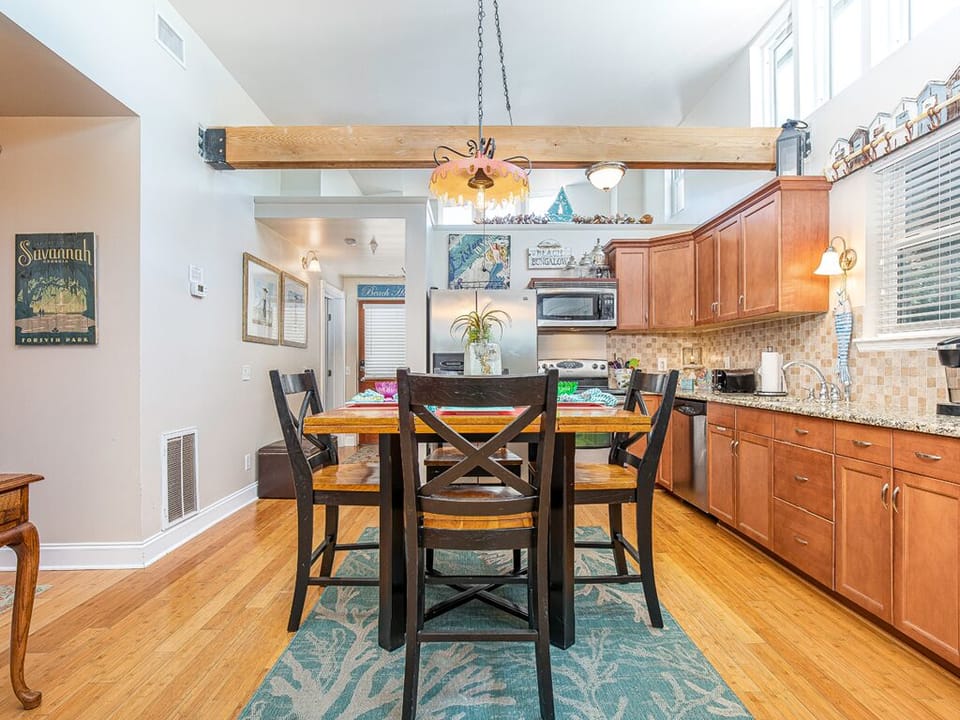 Dine in Kitchen with table seating for 6