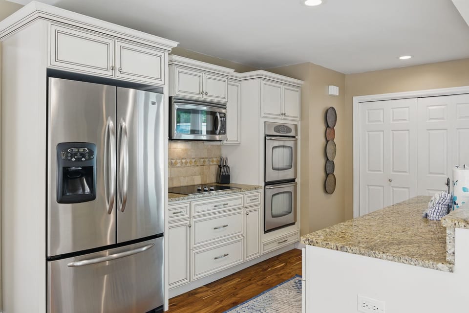 Full Kitchen with Island