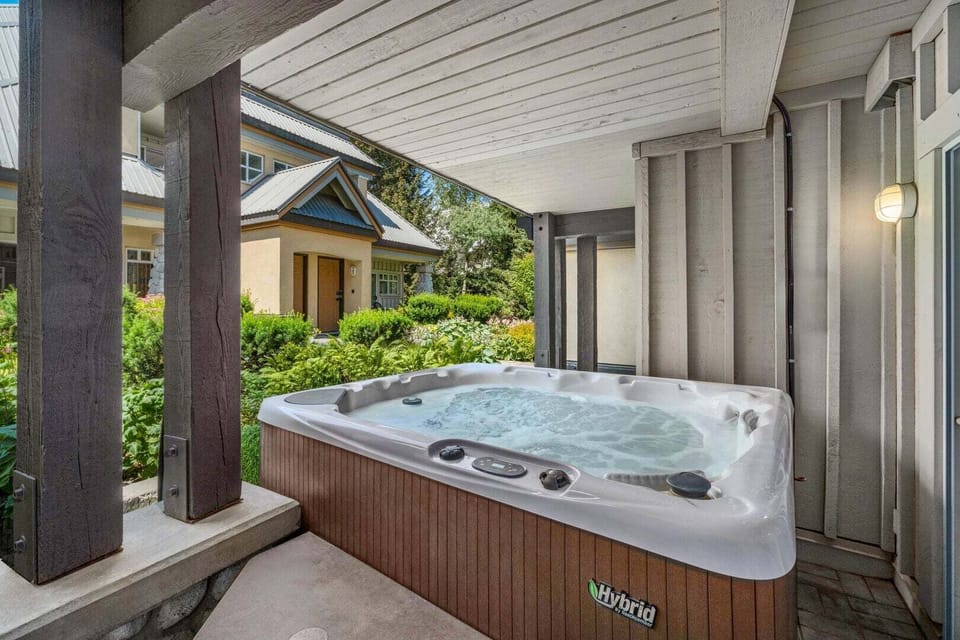 PRIVATE hot tub