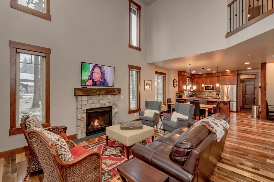 Icing on the Cake in Suncadia - All Seasons Vacation Rentals - Spacious great room with a gas fireplace, ftatscreen TV, and Blu-Ray player.