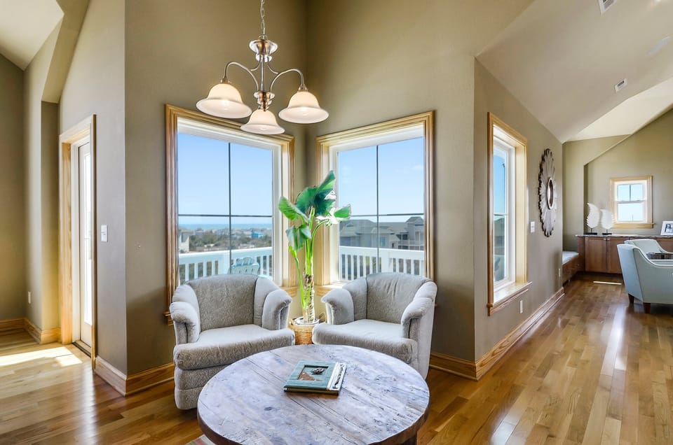 Sitting Area - Top Level