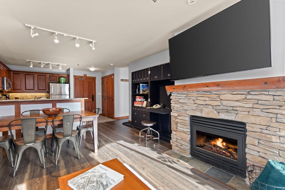 Lovely ski-in/out condo w/ community hot tub, pool & Club Solitude access Apartment in Wasatch County