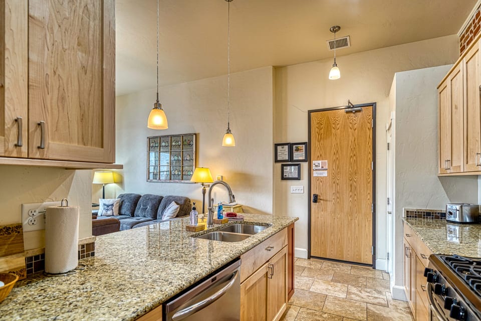 ~Modern Full Size Kitchen 
~A/C