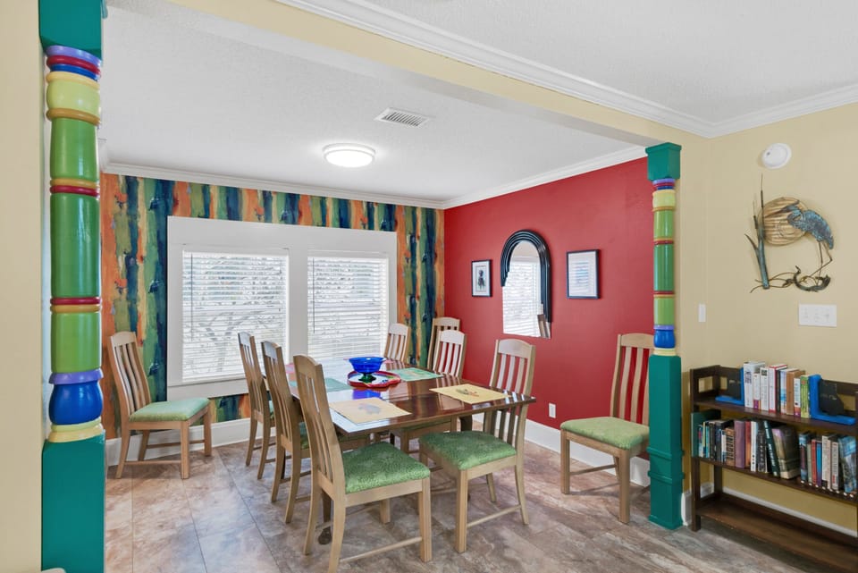 Dining room seats 6