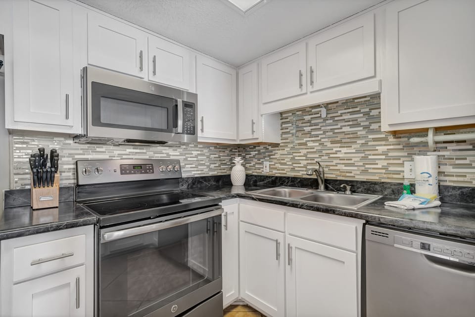 Fully Equipped Upgraded Kitchen with Breakfast Bar