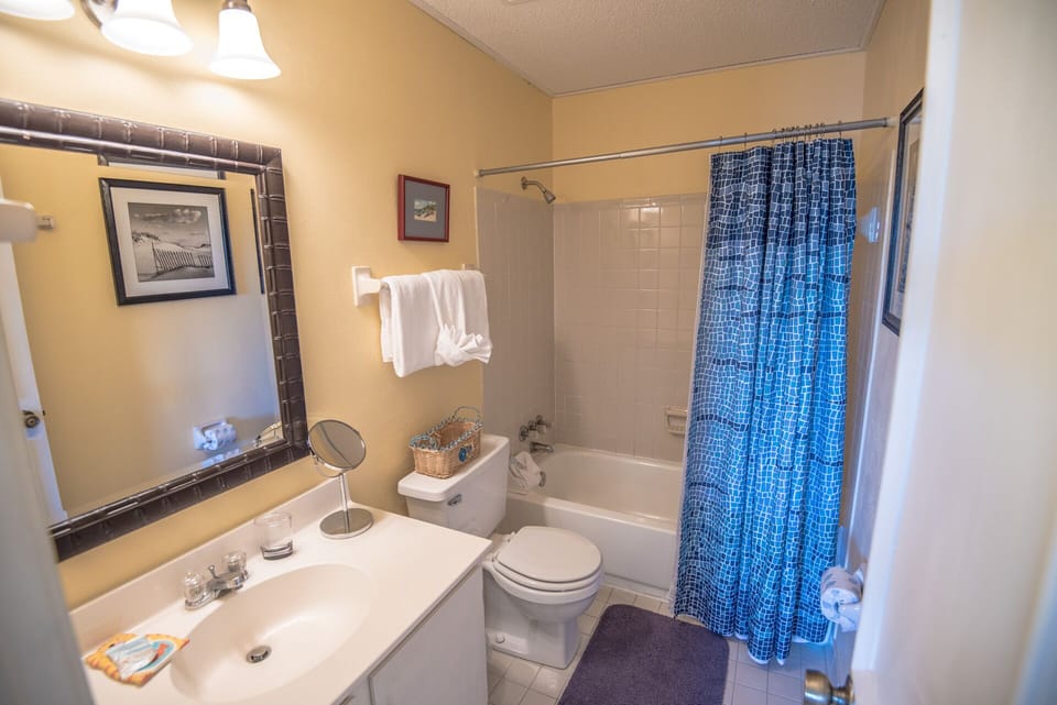 2nd floor guest bathroom