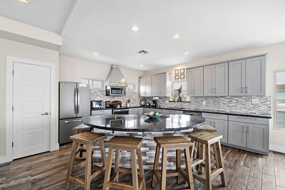 Kitchen - Countertop Seating For 5 - First Floor