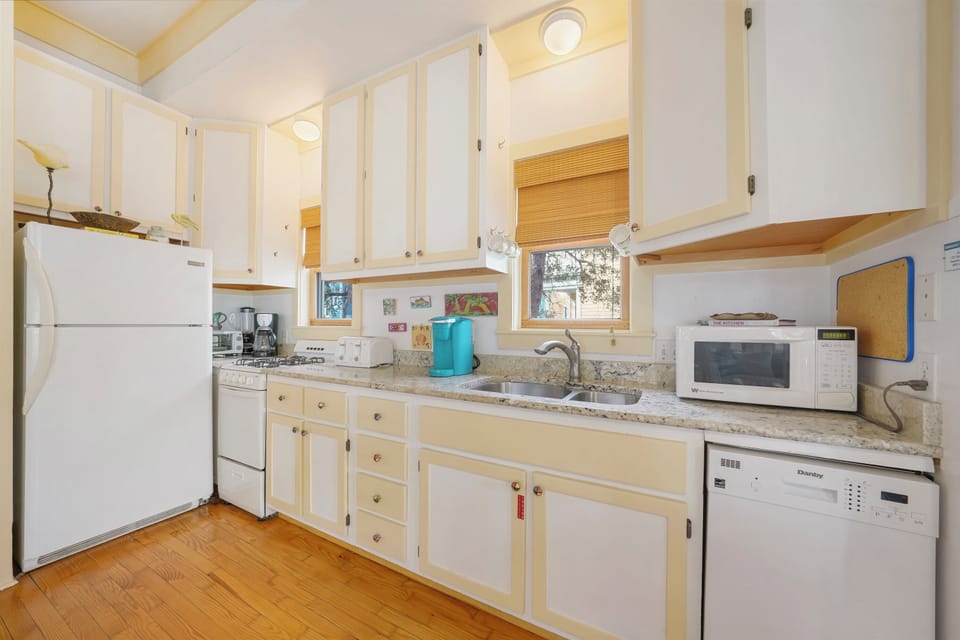FULLY EQUIPPED KITCHEN FIRST LEVEL