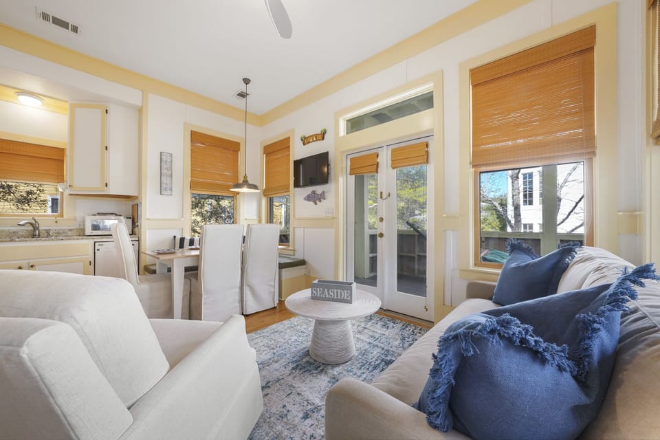 LIVING AREA WITH SPACIOUS FEELING AND SEATING FOR ALL