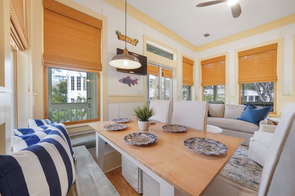 BUILT IN DINING NOOK FOR 6-8 PEOPLE
