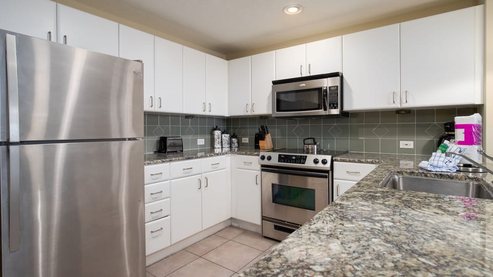 Kitchen - The granite countertops in the kitchen are gorgeous.