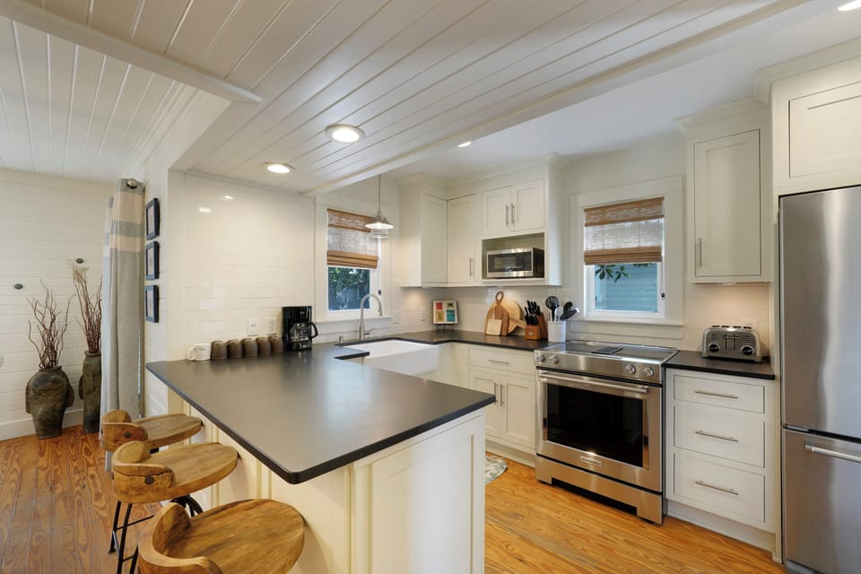 MODERN RENOVATED KITCHEN W/BAR SEATING FOR 3