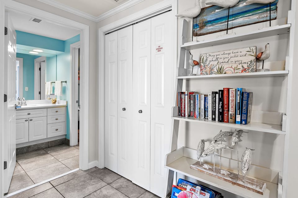 Laundry/Beach Closet and Entry