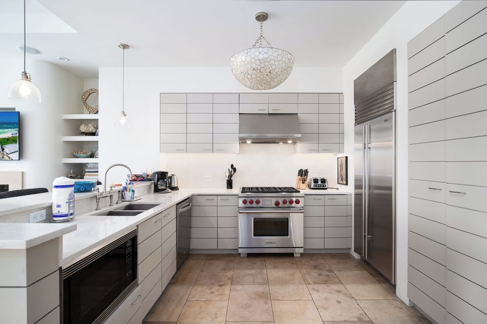 MODERN KITCHEN, GREAT PLACE TO PREPARE MEALS AND GATHER