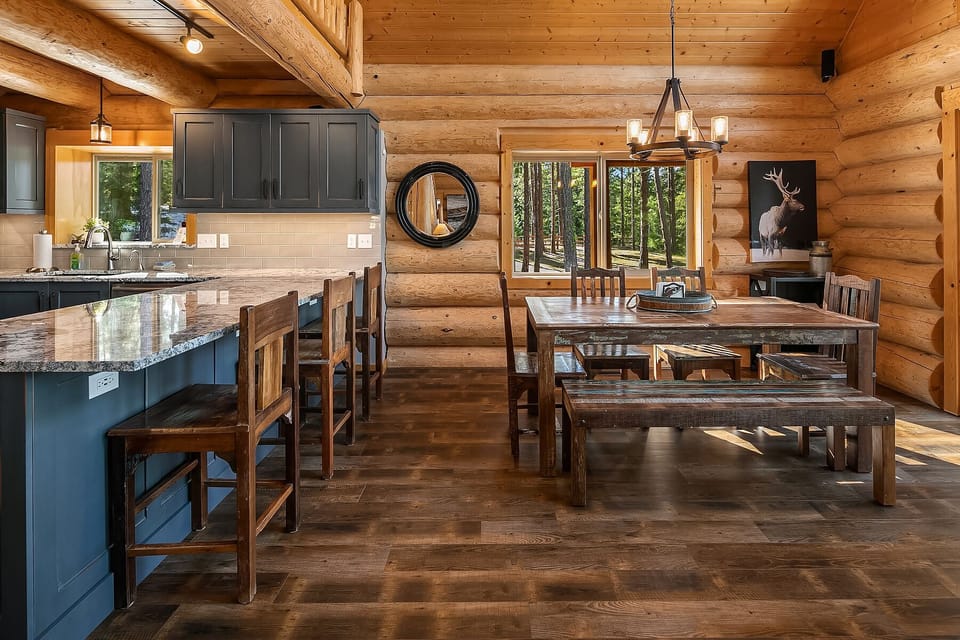 Tall Pines: - Dining area just off the kitchen.